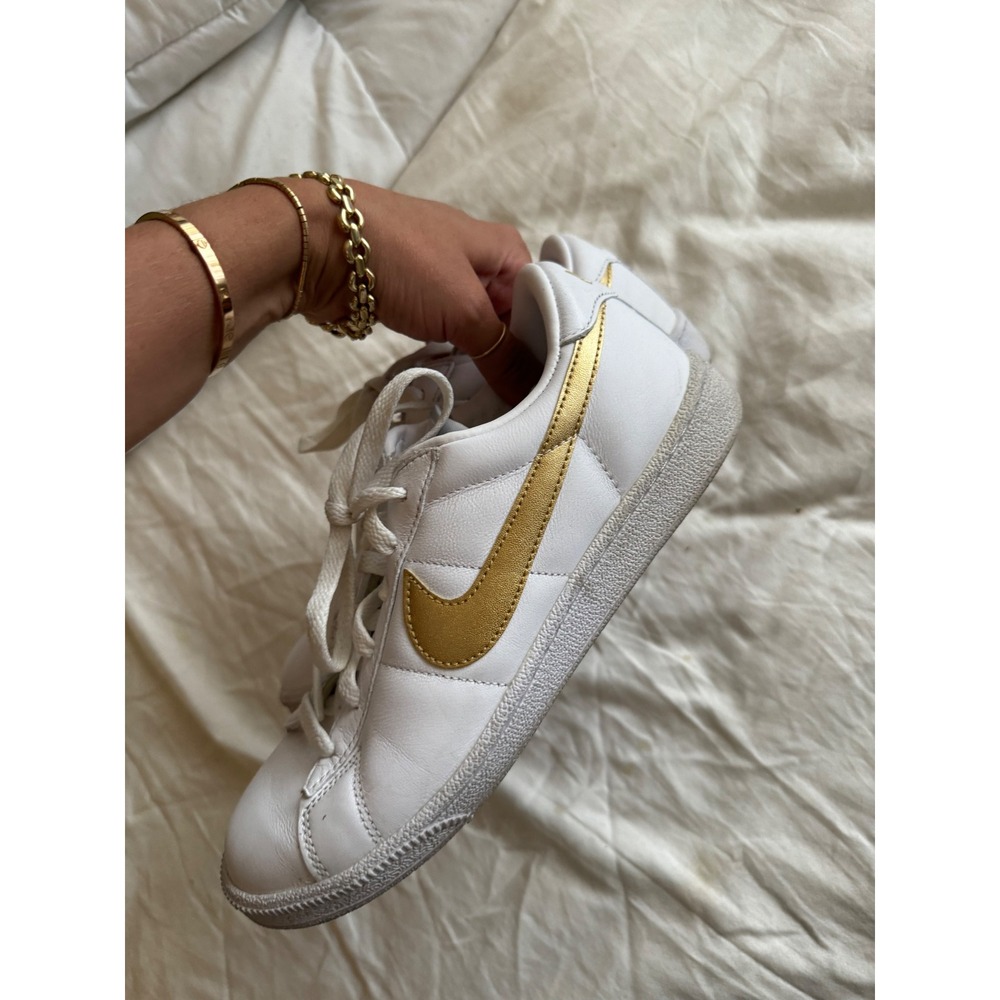 Nike Women's White Wmns Tennis Classic 'Metallic Gold Swoosh‎ Sneaker Size 7